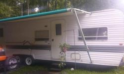 This Keystone Sprinter has battery awning booth dinette 2 entry doors walk around queen bed middle bath room with tub/ shower, refridgerator stove sleeper sofa