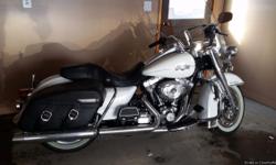 &nbsp;
Harley Davidson Road King Classic with 5380&nbsp; miles.
White Hot Pearl Road King Classic in Excellent condition!&nbsp; Air-cooled Twin Cam 103 with Integrated oil-cooler engine.
Any further questions please e-mail me : Samuel.Gorsuch4@outlook.com