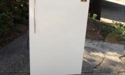 SMALL WHITE HOOVER APARTMENT SIZE REFRIGERATOR. WORKS GREAT. $ 40 . CALL DEBBIE 541 344-2303.