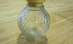 Avon Charisma mini perfume bottle in great condition.&nbsp; Glass jar with gold-toned screw-on lid.&nbsp; Measures approximately 2 1/4 inches tall and 1 1/4 inches across.