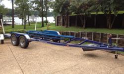 TRAILER IS IN EXCELLENT CONDITION AS YOU CAN SEE BY THE PHOTOS. HAS HYDRAULIC BRAKES AND NEAT BALL HITCH. HAS RETRACTABLE HOLD DOWN STRAPS ON REAR. ALL 5 TIRES IN GREAT SHAPE. TRAILER USED VERY LITTLE. MY BOAT IS ON A LIFT IN MY BOAT HOUSE AND MY WIFE