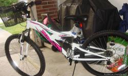 Mongoose 26" Women's Mountain Bike. Removable basket and Kryptonite lock and chain with two keys are included. Call or text Shella at 904-891-3451.
