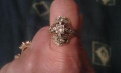 Celtic cross type ring&nbsp; - 4.2 grams - white on yellow gold.&nbsp; Gemstones and not diamonds.&nbsp; Beautiful and very unusual ring.&nbsp; Make an offer.
Call --