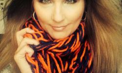??Beautiful soft chunky and warm is what this infinity scarf Is I have knitted in a soft cozy yarn.&nbsp;
100% acrylic