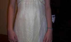 I WORE THIS DRESS TO GET MARRIED IN, I NO LONGER HAVE ANY USE FOR IT, AND IM CLEANING THE HOUSE OUT
THE DRESS WAS LAST WORE BACK IN 2001, IT DOES HAVE SOME YELLOW MARKINGS ON IT CAUSE IT HAS SAT IN THE CLOSET FOR A FEW YEARS, IT WAS DRIED CLEANED ONCE AND