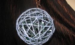 Hand made tree ornament color blue&nbsp;with&nbsp;white&nbsp;lights.
Also available in red and green
&nbsp;
