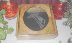 VB004 (10x10x3.5?) $100.00 The proud head of this hand etched White Tail Deer Buck graces the glass in the lid of this Valet Box. It has been constructed of solid Pine and has been lovingly hand finished in a warm golden oak tone and has been lined in