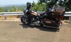 2013&nbsp;Anniversary Edition Electraglide has 4057 miles. Selling due to failing health.