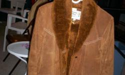 LADIES SUEDE LEATHER JACKET WITH FUR LIKE COLLAR AND LINING. SIZE 14 . LIKE NEW CONDITION&nbsp; ASKING $50.00
FREE SHIPPING