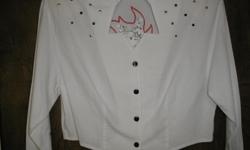 Crop top in white with rearing horse and cowgirl on back. Horse and rider are in red/black/white
Size medium