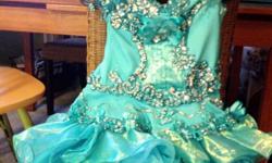 Beautiful Little girl's teal pageant dress in great condition. Size 5.