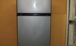 Magic Chef 4.0 Cu.ft mini refrigerator very good condition, stainless steel with black.Perfect for on office or college dorm room,high 49,2 in