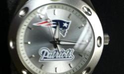 ALL THE PATRIOT FANS OUT THERE..CHECK IT OUT...OFFICIAL NEW ENGLAND PATRIOTS MENS WATCH (EXCLUSIVELY FROM NFL).&nbsp; STAINLESS STEEL CASEBACK AND WATER RESISTANT.&nbsp; PERFECT GIFT FOR THE PERFECT PATRIOT'S FAN.&nbsp; NEVER BEEN WORN.
U'LL BE THE TALK