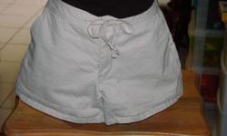 Old Navy white women's shorts, size 6. Has zipper and drawstring. Too cute!