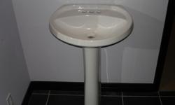 WHITE PEDSTAL SINK AND STAND HARDLY USED 1YEAR OLD