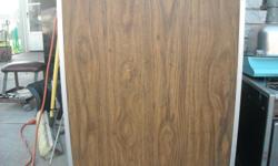 Hadco/Gaselectric Fridge w/freezer Color/woodgrain 22"Wx20"Dx31"H Works very good.Cash only