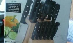 Several home goods items for sale, may be purchased together or separtely:
15pc Hampton Forge kitchen knife set with block--brand new/in packaging, never used $40
Hamilton Beach Mini Chopper--brand new/in packaging, never used $20
Creme Brulee set of 4