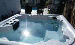 Master Spas Cape Cod 2007 lick new
A deluxe 7' no lounge spa. It is a mid-priced spa that performs better than most company's top-of-the-line model.
Dimensions: 84" x 84" x 38"
Gallons: 425
Pumps: 3