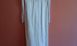 Wedding Gown
Ivory color wedding gown worn one time, size 8 with a small train, and&nbsp;lace sleeves.
&nbsp;