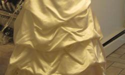 Designer brand name silk satin strapless ballgown wedding gown by Anne Barge
Approx. street size 6-8 Original cost over $3000
&nbsp;
