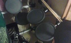 yamaha DTX500 electric drum kit with double bass drum pedal like new, it works great.